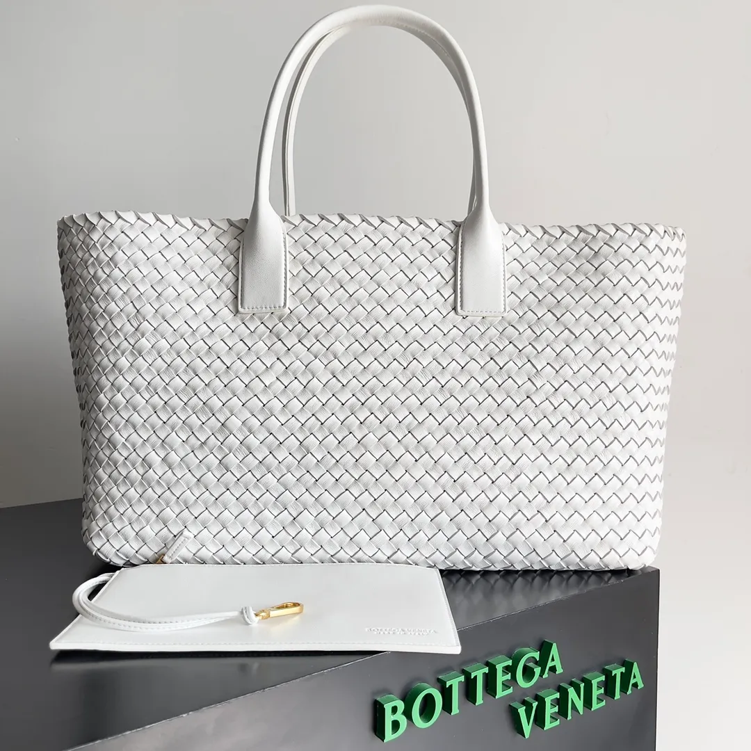 Batch 2860 Classic returns... (large size 51cm) • Cabat, born in 2001, is one of the most iconic styles of the Bottega Veneta workshop. The whole bag is made of top-grade imported lambskin. There is no exposed logo on the whole bag, but with the classic wide woven elements, you can tell who it belongs to at a glance! Can be carried on one shoulder, very practical! Style number: 608811 Size: 51*18*28